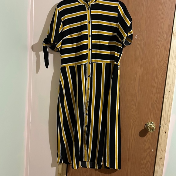 Dresses & Skirts - Black white yellow dress from target